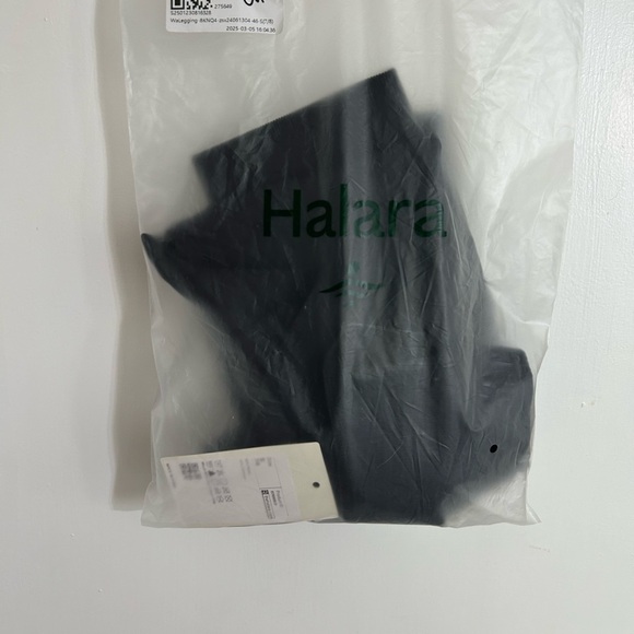 HALARA Women's Seamless Flow Black High-Waisted Butt Lifting Leggings - Picture 5 of 5